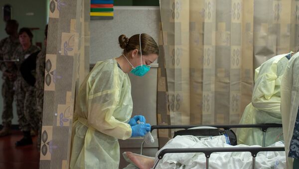 Медицинский работник в палате у больного. Ситуация в США в связи с коронавирусом - Sputnik Грузия