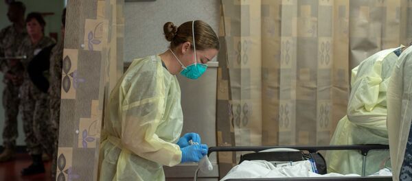 Медицинский работник в палате у больного. Ситуация в США в связи с коронавирусом - Sputnik Грузия