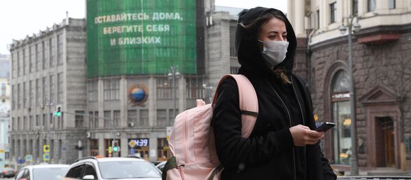 Девушка в защитной маске на Тверской улице в Москве Девушка в защитной маске на Тверской улице в Москве - Sputnik Грузия