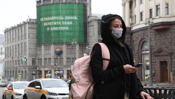Девушка в защитной маске на Тверской улице в Москве - Sputnik Грузия