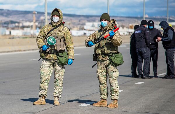 Все блокпосты усилены военнослужащими. Все военные, которые привлечены к операции по предотвращению угрозы распространения коронавируса, носят маски или респираторы, перчатки и лицевые щитки - Sputnik Грузия