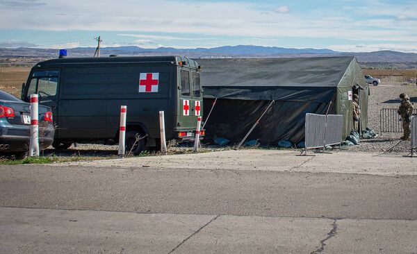 Везде на блокпостах установлены медицинские палатки и развернуты полевые госпитали. В случае необходимости медики проверят граждан, пересекающих блокпосты - Sputnik Грузия