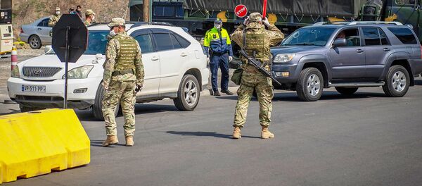 Полицейские и военные на блокпосту на въезде в Тбилиси со стороны Рустави. В Грузии введен карантин и комендантский час из-за коронавируса - Sputnik Грузия