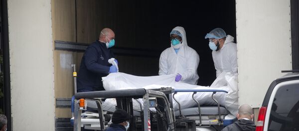 Медики вывозят на носилках скончавшегося в больнице человека зараженного коронавирусом COVID-19 - Sputnik Грузия