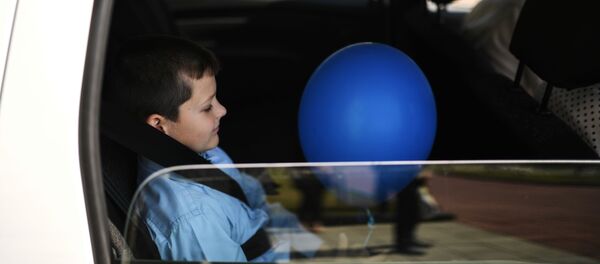 Ребенок на заднем сиденье автомобиля - Sputnik Грузия