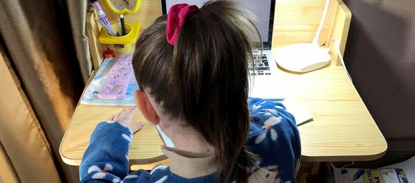 გოგონა დისტანციურად ამზადებს გაკვეთილებს გოგონა დისტანციურად ამზადებს გაკვეთილებს - Sputnik საქართველო