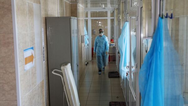 Врач в инфекционном отделении больницы - Sputnik Грузия