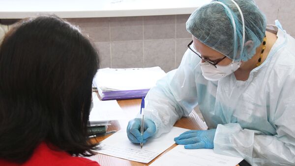 Женщина перед началом исследования на коронавирус нового типа в медицинском центре  - Sputnik Грузия