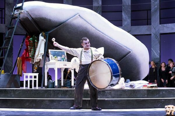 თვიზოლაციაში მყოფი საოპერო მომღერალი და მისი სახალისო, გამამხნევებელი „პარტიები“ თვიზოლაციაში მყოფი საოპერო მომღერალი და მისი სახალისო, გამამხნევებელი „პარტიები“ - Sputnik საქართველო