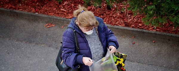 ქალი პროდუქტებით ქუჩაში - Sputnik საქართველო