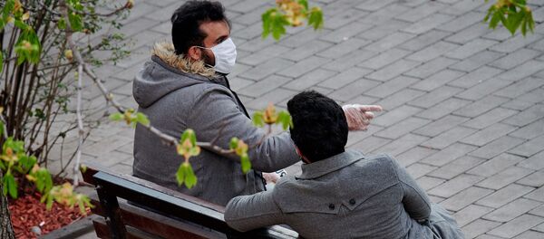 Мужчины в масках и перчатках на скамейке в парке. В Грузии борются с коронавирусом, введен карантин и комендантский час Мужчины в масках и перчатках на скамейке в парке. В Грузии борются с коронавирусом, введен карантин и комендантский час - Sputnik Грузия