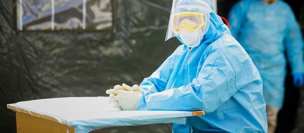 Медики в полевом госпитале на блокпосту на въезде в Тбилиси со стороны Мцхета. В Грузии введен карантин и комендантский час из-за коронавируса - Sputnik Грузия