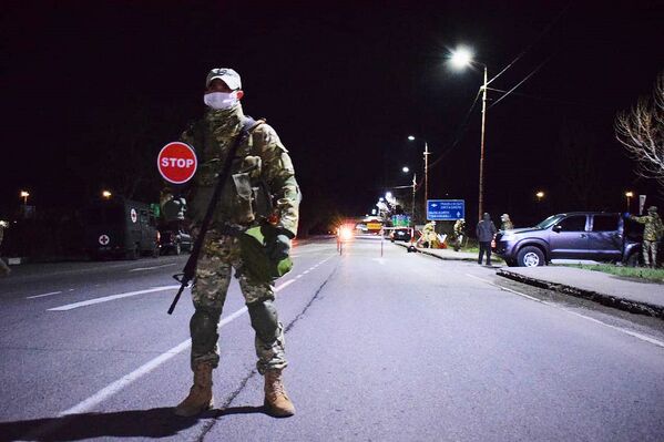 საღამოს 21:00 საათიდან დილის 06:00 საათამდე მთელ საქართველოში საკომენდანტო საათი მოქმედებს. ამ დროს ფეხით ან ტრანსპორტით გადაადგილება კატეგორიულად ეკრძალება ყველა მოქალაქეს. პოლიცია პატრულირებს გზებზე და დასახლებულ პუნქტებში, დაკვირვება ასევე დრონების საშუალებითაც მიმდინარეობს - Sputnik საქართველო