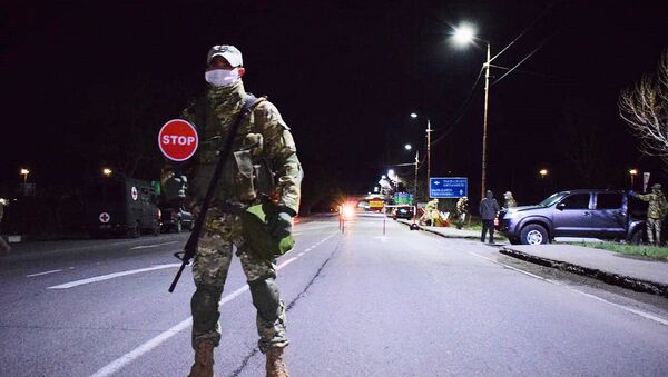 Военные на блокпосту на въезде в Тбилиси со стороны Мцхета. В Грузии введен карантин и комендантский час из-за коронавируса - Sputnik Грузия