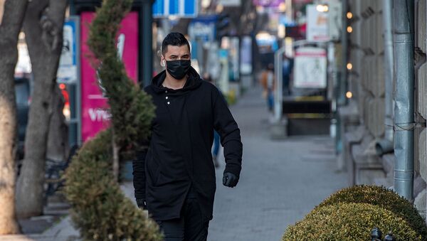 Молодой человек в защитной маске на улице Амиряна - Sputnik Грузия