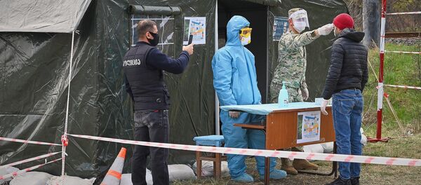 Медики измеряют температуру жителям в полевом госпитале на блокпосту на дороге между столицей Грузии и Мцхета - Sputnik Грузия