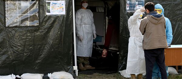 Медики измеряют температуру жителям в полевом госпитале на блокпосту на дороге между столицей Грузии и Мцхета - Sputnik Грузия