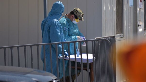 Военные врачи на блокпосту в Рустави измеряют температуру жителям. В Грузии введен карантин и комендантский час из-за коронавируса - Sputnik Грузия
