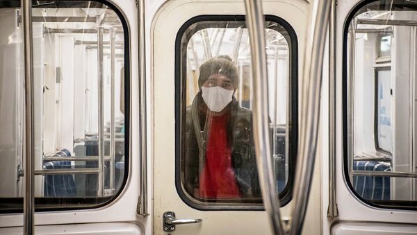 Мужчина в защитной маске в вагоне метро в Тбилиси - Sputnik Грузия