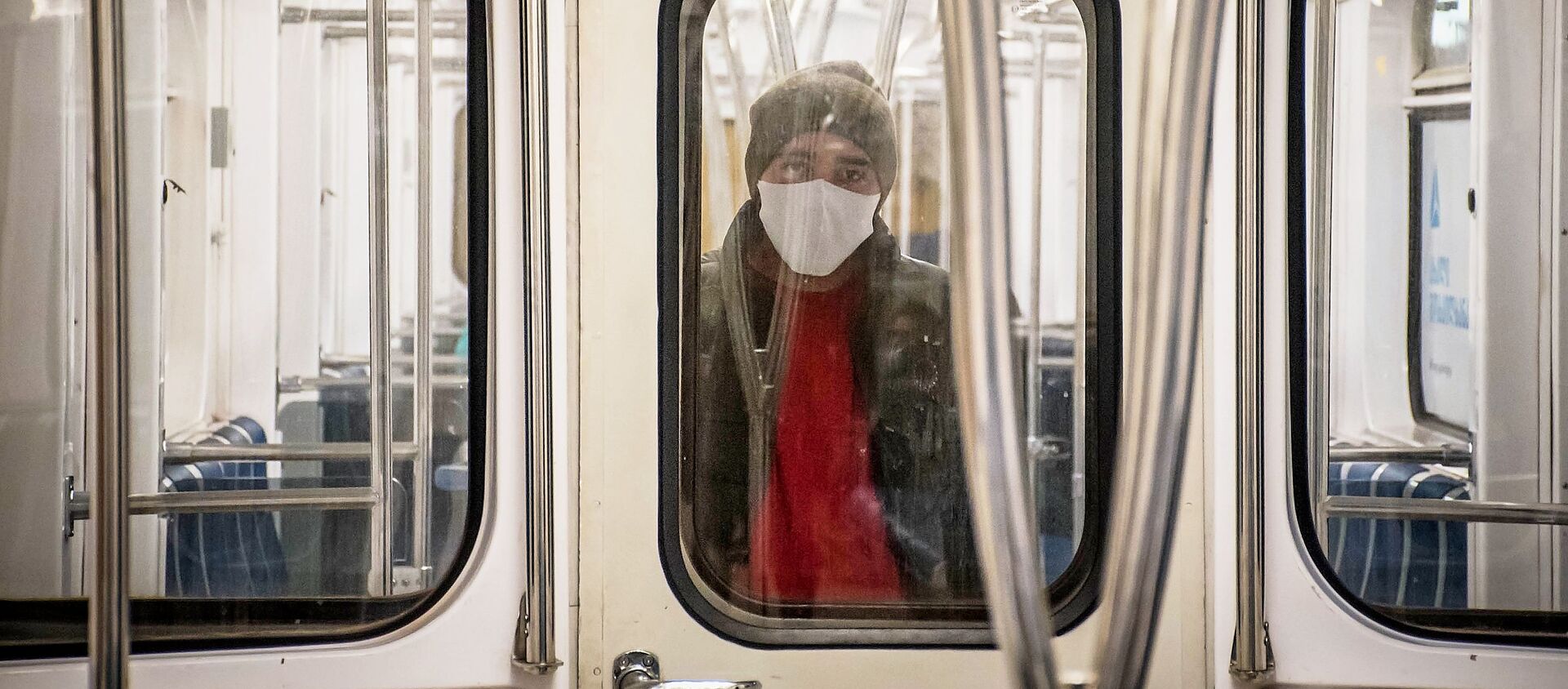 Мужчина в защитной маске в вагоне метро в Тбилиси - Sputnik Грузия, 1920, 03.03.2021