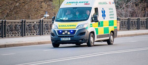 Скорая помощь 112 едет по центру грузинской столицы Скорая помощь 112 едет по центру грузинской столицы - Sputnik Грузия