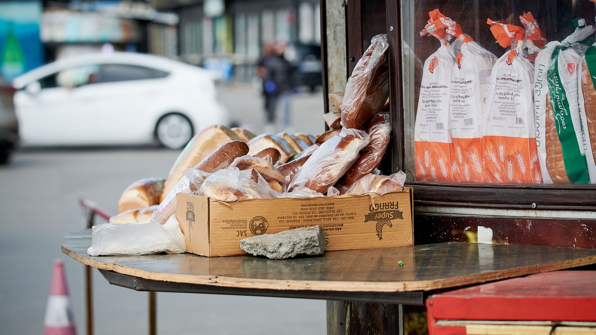 Хлеб в уличном киоске на рынке - Sputnik Грузия, 1920, 02.06.2023