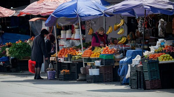 Прилавки с фруктами, сыром и овощами на Дезертирском рынке  - Sputnik Грузия