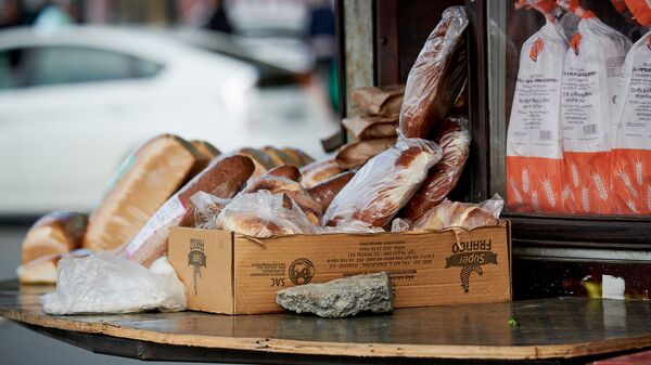 Хлеб в уличном киоске на рынке - Sputnik Грузия