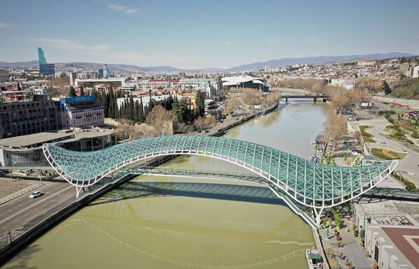 Мост Мира, ставший одним из символов современного Тбилиси, никогда не пустовал. Тут всегда были люди - гуляли, фотографировались, смотрели на город. Сейчас же совсем иная картина и остается надеяться, что скоро это изменится - Sputnik Грузия