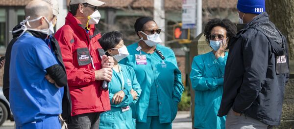 Медицинские работники в полевом госпитале в Центральном парке Нью-Йорка - Sputnik Грузия