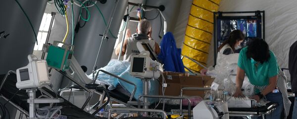 Медицинское оборудование и кровати внутри палатки полевого госпиталя в в Центральном парке Нью-Йорка, США - Sputnik Грузия