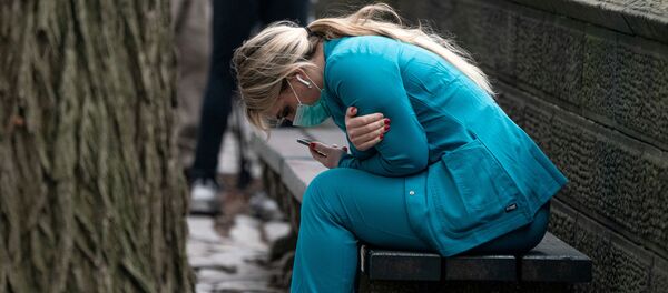 Медицинский работник в полевом госпитале в Центральном парке Нью-Йорка, США - Sputnik Грузия