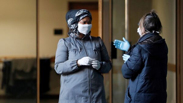 Женщины в масках ждут медицинской проверки на коронавирус в Риме, Италия - Sputnik Грузия