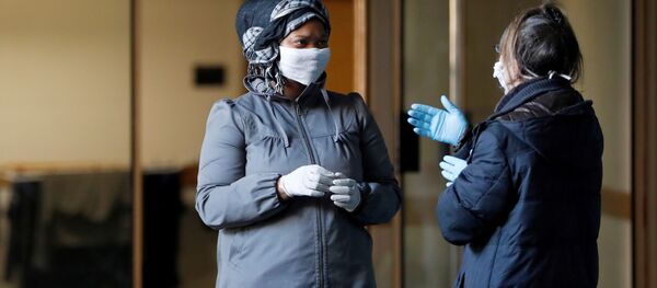 Женщины в масках ждут медицинской проверки на коронавирус в Риме, Италия - Sputnik Грузия