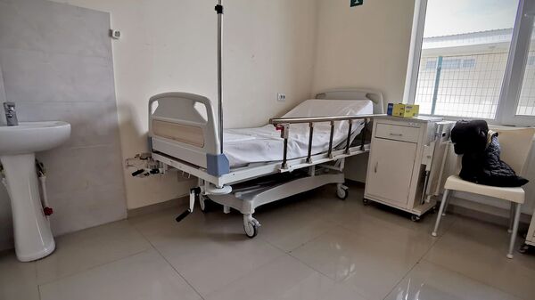 Одноместная палата для пациентов с подозрением на коронавирус в инфекционной больнице - Sputnik Грузия