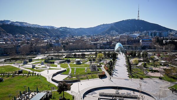 Вид на город Тбилиси - опустевший парк Рике в солнечную погоду. В Грузии борются с коронавирусом - Sputnik Грузия