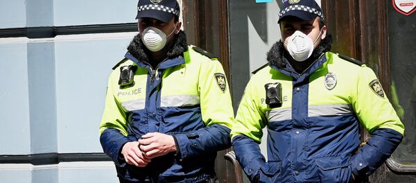 Патрульная полиция в респираторах. В Грузии борются с коронавирусом - Sputnik Грузия