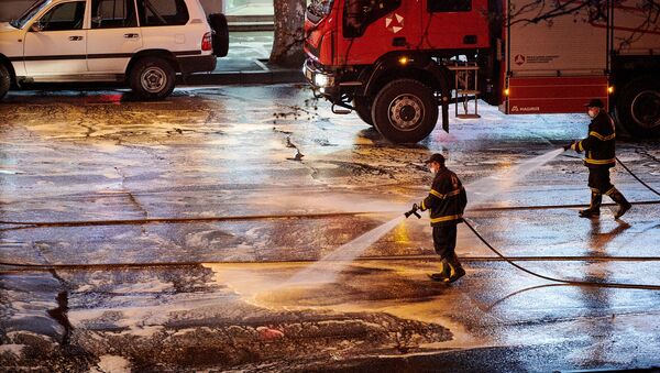 Дезинфекция проспекта Церетели в столице Грузии с помощью пожарных машин и пожарных-спасателей - Sputnik Грузия