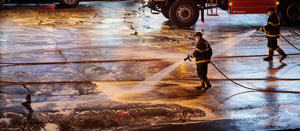 Дезинфекция проспекта Церетели в столице Грузии с помощью пожарных машин и пожарных-спасателей - Sputnik Грузия