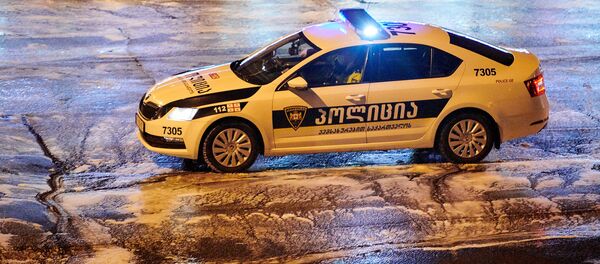 Патрульная полиция. Дезинфекция проспекта Церетели в столице Грузии с помощью пожарных машин и пожарных-спасателей - Sputnik Грузия