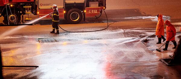 Дезинфекция проспекта Церетели в столице Грузии с помощью пожарных машин и пожарных-спасателей - Sputnik Грузия