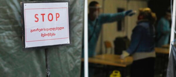 Проверка жителей на коронавирус в полевом госпитале на блокпосту - Sputnik Грузия