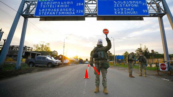 Военные в масках на блокпосту у города Кутаиси в Имерети. В Грузии борются с распространением коронавируса - Sputnik Грузия