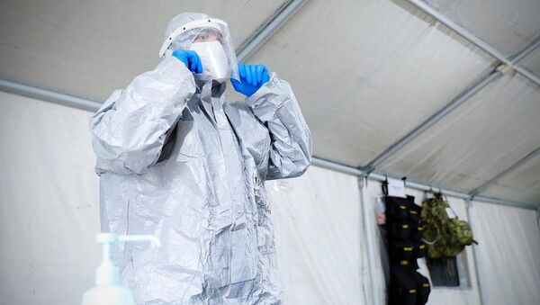 Военные медики в полевом госпитале на блокпосту одеваются в защитные костюмы. В Грузии борются с распространением коронавируса - Sputnik Грузия