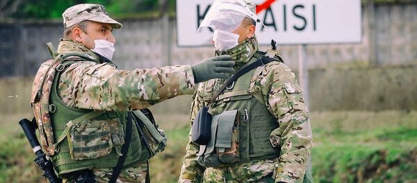 Военные в масках на блокпосту у города Кутаиси в Имерети. В Грузии борются с распространением коронавируса - Sputnik Грузия