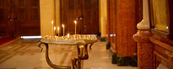 Горящие свечи в храме. Кафедральный собор Святой Троицы Самеба во время карантина - Sputnik Грузия