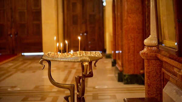 Горящие свечи в храме. Кафедральный собор Святой Троицы Самеба во время карантина - Sputnik Грузия
