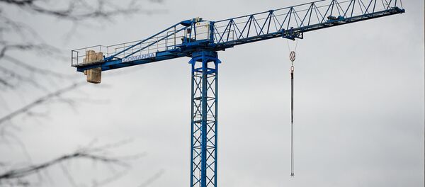 Подъемный кран на стройке - Sputnik Грузия
