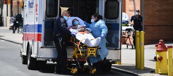 Врачи забирают на скорой пациета с коронавирусом. Ситуация в США  в связи с коронавирусом - Sputnik Грузия