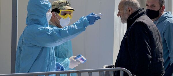 Военные врачи на блокпосту в Рустави измеряют температуру жителям. В Грузии введен карантин и комендантский час из-за коронавируса - Sputnik Грузия